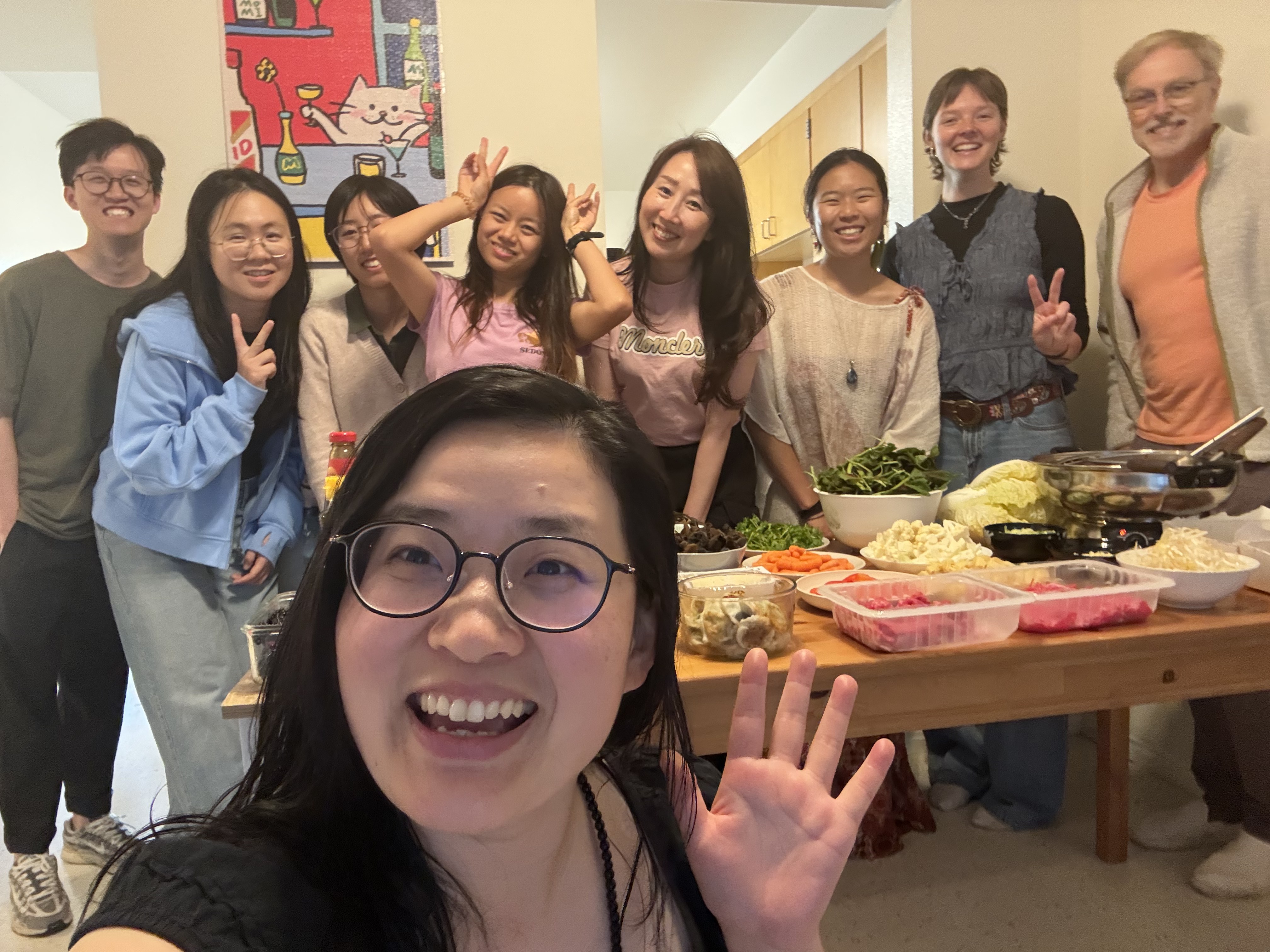 Members eating zongzi and hotpot together